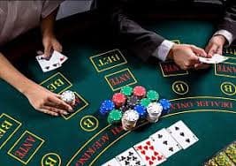 Hand comparison and payout display